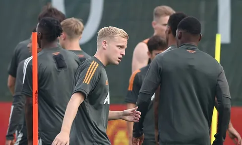 2 cái tên trở lại, Van de Beek tìm thấy 'cạ cứng' trên sân tập Man Utd