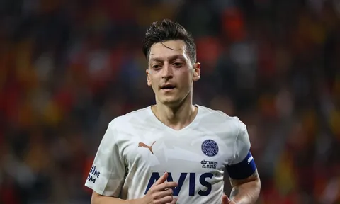 Ozil phá vỡ im lặng sau án cấm thi đấu