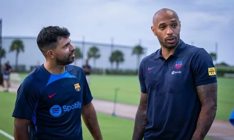 2 huyền thoại xuất hiện, De Jong tệ hại ở buổi tập của Barca