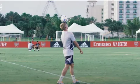 Arteta nói chuyện riêng với 1 cầu thủ trong video ra mắt Zinchenko