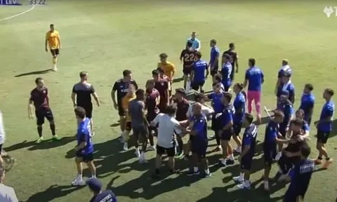 20 cầu thủ lao vào ẩu đả trong trận thua của CLB Premier League