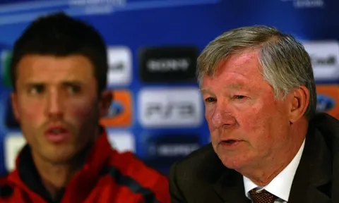 20 năm không nhìn mặt, hành động nhỏ của Sir Alex khiến huyền thoại Liverpool nể trọng