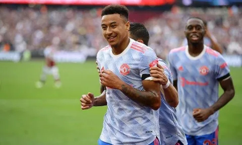 Anh trai kỷ niệm 1 năm ngày Lingard đến West Ham, chú thích ẩn ý
