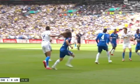 Fan MU bức xúc vì Calvert-Lewin thoát thẻ đỏ vụ kéo tóc Cucurella