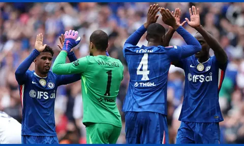 HLV Chelsea tiết lộ bài phất bóng của Sanchez hạ Leeds