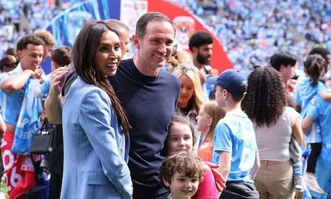 Vợ đẹp chung vui khi Lampard giúp Coventry vô địch