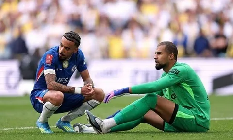 Sao Leeds phẫn nộ tố thủ môn Chelsea giả chấn thương