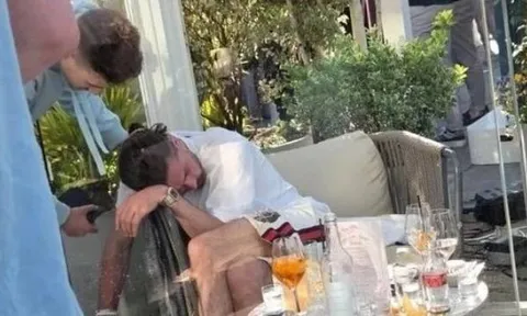 Grealish say xỉn, ngủ gục giữa đống vỏ chai ở quán bar