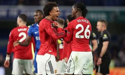 Carrick tin dùng Ayden Heaven thay thế Lisandro Martinez