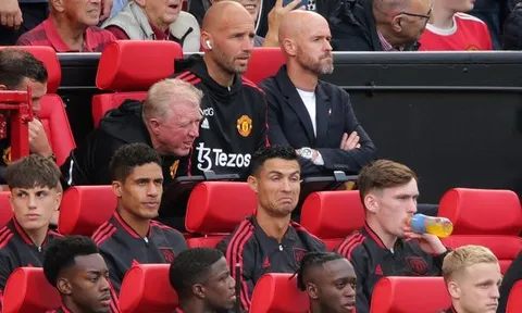 Sau Solskjaer, tới lượt Ten Hag sai lầm khi bỏ qua lời khuyên của Sir Alex