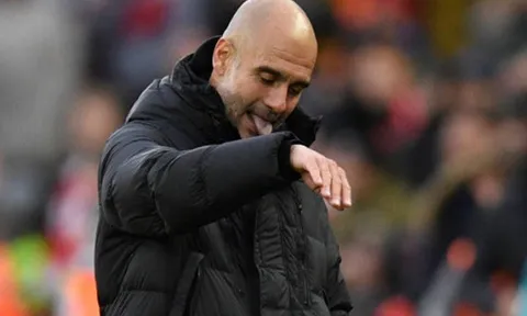Pep bị tấn công ở Anfield