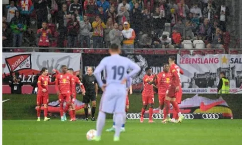 Công cùn thủ kém, Barca nhận thất bại trước Salzburg