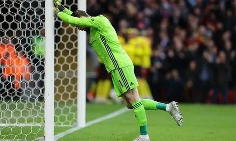 Hình ảnh xấu hổ của De Gea sau sai lầm "thế kỷ"