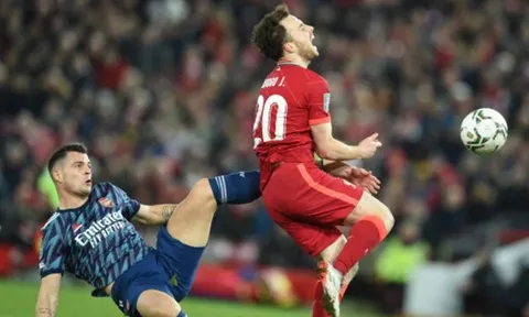 Jamie Carragher: "Cậu ấy sợ Jota và lùi về"