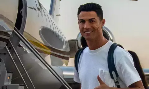 Ronaldo lần đầu xuất hiện ở M.U, được nhân vật đặc biệt chào đón