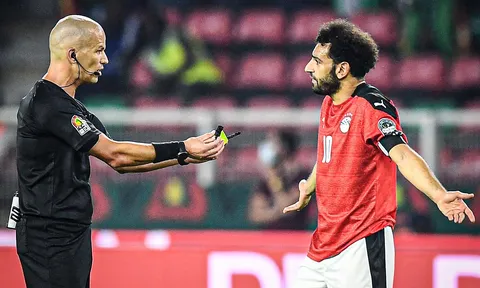Phản ứng độc của trọng tài khi bị Salah kiện cáo