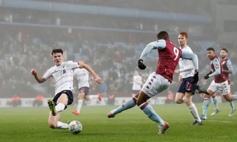 Không thể "phân thân", Liverpool chấp nhận để Aston Villa hủy diệt ở Carabao Cup