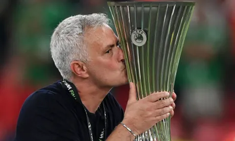 50 sắc thái của Jose Mourinho ngày Roma nhận cúp
