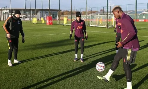 3 cái tên trở lại, lộ thái độ của Cavani trên sân tập Man Utd