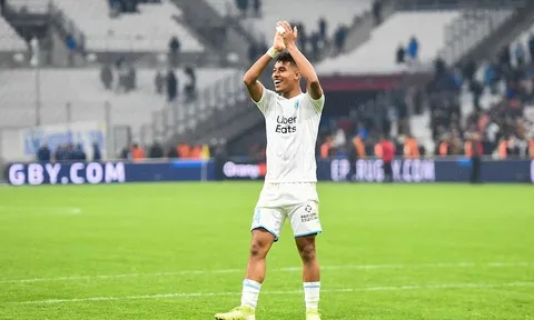 3 tiền vệ Man Utd nên hỏi mua trước ngày cuối chuyển nhượng