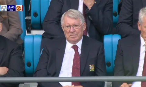Sir Alex chán nản nhìn M.U bị hủy diệt