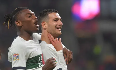 Romano cập nhật vụ Diogo Dalot tới Barcelona