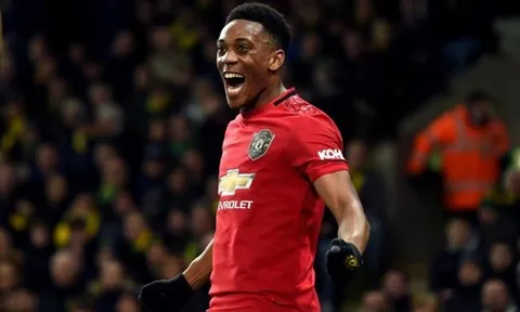SỐC! Sút hỏng penalty, Martial bị thủ môn đối thủ đối xử không thể tin nổi
