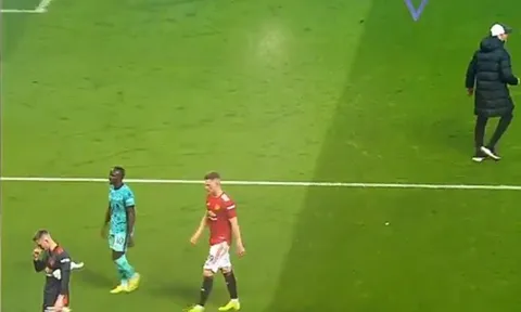 SỐC! Sadio Mane hành xử không thể tin với Jurgen Klopp