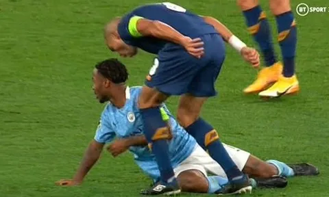 CĐV Man City: "Hắn xứng đáng phải nhận thẻ đỏ"