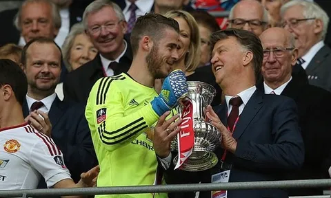 Man United gửi tin nhắn đến Louis van Gaal