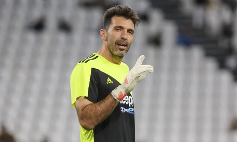 Buffon gia hạn hợp đồng với Parma, chơi bóng đến 46 tuổi