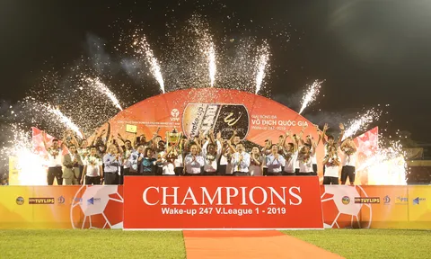 Hà Nội FC đăng quang ngôi vương đầy cảm xúc tại sân Cửa Ông