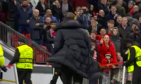 Diego Simeone tiết lộ không biết bị CĐV Man Utd chơi xấu