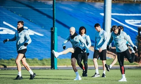 Kane ngơ ngác nhìn Mourinho đẩy yêu, ôm 1 đồng đội trước mặt mình