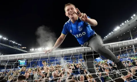 45 phút điên rồ và khung cảnh bùng nổ ở Goodison Park