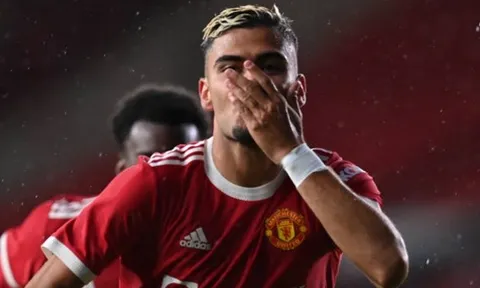 Rời OTF, sao Man Utd làm đồng đội của Ozil?