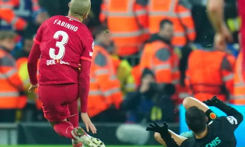 Cô vợ nóng bỏng của Fabinho lên tiếng sau cú vào bóng của Sanchez
