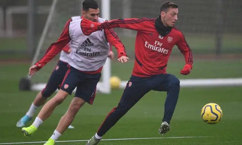 Giữa tin đồn mâu thuẫn với Emery, Ozil bỗng 'hóa' Ninja trên sân tập