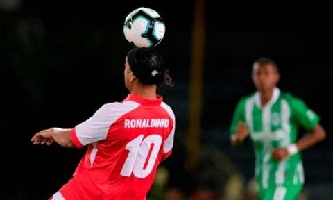 Ronaldinho tái xuất cực chất, múa siêu phẩm kiến tạo hạ gục 'Vua bò cạp'