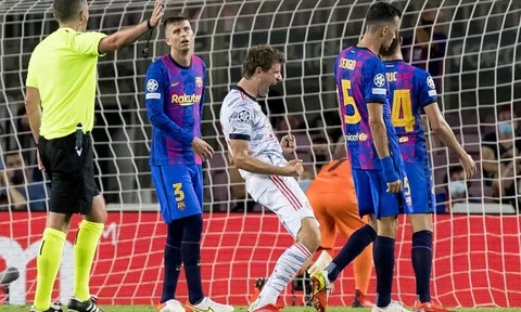5 điểm nhấn Barca 0-3 Bayern: Out trình đẳng cấp; Cái tát cho Koeman