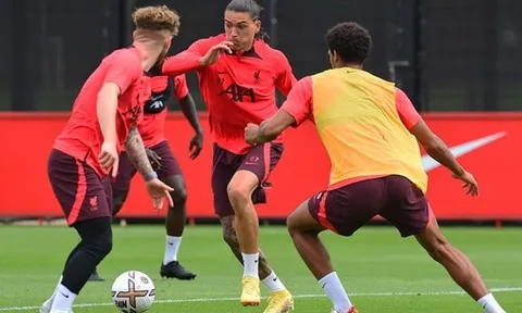 5 điều rút ra từ buổi tập của Liverpool: Phản ứng 'bom tấn', cờ đến tận tay