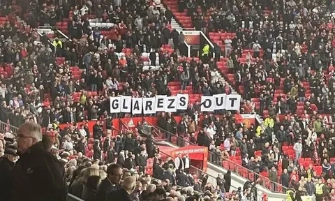 Khán đài Old Trafford dậy sóng với thông điệp hướng tới nhà Glazer