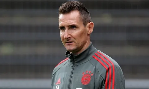 Huyền thoại Miroslav Klose bắt đầu sự nghiệp cầm quân