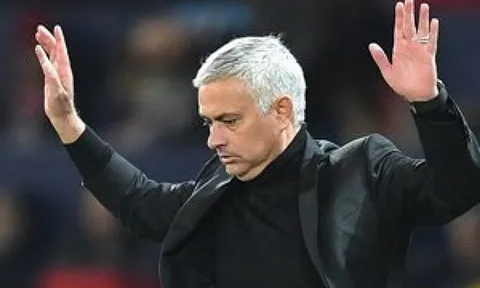 SỐC! Nhắn tin chủ tịch Tottenham, 'lão làng' Premier League vẫn bị Mourinho đoạt ghế
