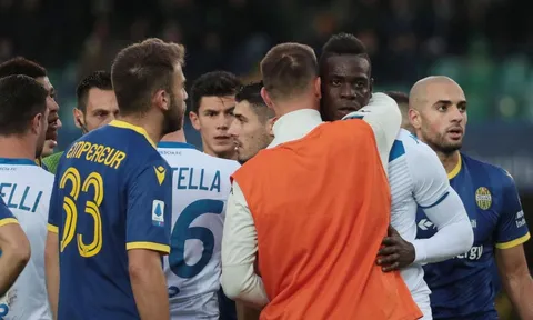 Balotelli phá bóng, bỏ ngang trận đấu vì bị phân biệt chủng tộc