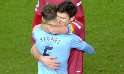 Roy Keane "sôi máu" với 1 hành động ở derby Manchester