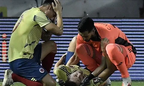 SỐC! Đồng đội chấn thương rợn người, James Rodriguez ôm đầu hốt hoảng