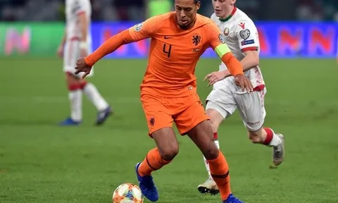 Van Dijk mắc sai lầm, Hà Lan nhọc nhằn bảo vệ ngôi đầu bảng