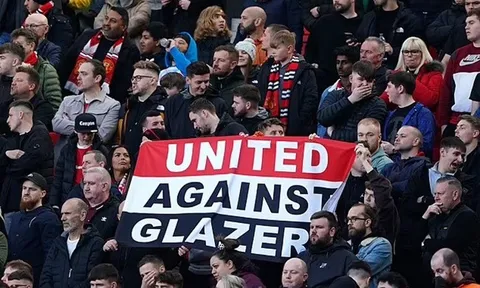 Nhà Glazer đi vay để cải tạo Old Trafford