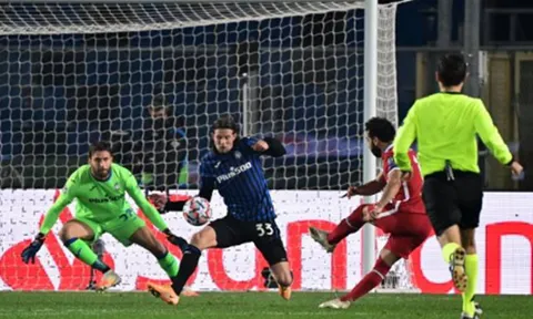 Cho hậu vệ Atalanta "xem số áo", Salah xứng danh cỗ máy F1 Premier League
